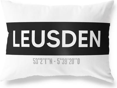 Tuinkussen LEUSDEN - UTRECHT met coördinaten - Buitenkussen - Bootkussen - Weerbestendig - Jouw Plaats - Studio216 - Modern - Zwart-Wit - 50x30cm