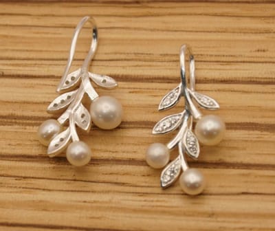 Zilveren oorhangers tak met bladeren en parels - sierlijke tak oorbellen van sterling zilver - modern oorbellen met zoetwater parels gemaakt van 925 zilver - vrouwelijke oorhangers - zilveren oorhangers van een natuurlijke item