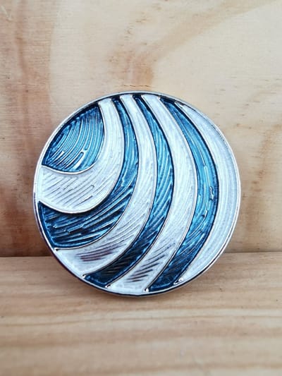 - Magneet - broche - elegant - rond - Roomwit/blauw schuinstreep - kleur voor omslagdoek, sjaal en vest en als broche te sluiten zonder gaatjes te veroorzaken.