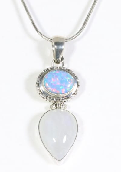 Zilveren hanger met regenboog maansteen en Australische opaal aan ketting