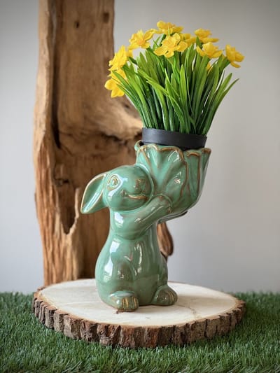 Konijn/paashaas met bloempot L Sammie blauw-groen 24,5 cm hoog - cachepot - decoratief beeld of figuur - thema Pasen - lentecollectie - zomercollectie - cadeau - geschenk - voor binnen - decoratie - interieur - voorjaar