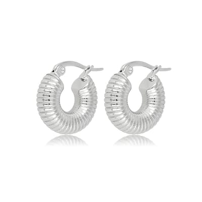 My Bendel - Zilverkleurige Oorringen met Ribbels 16x6 Mm - Ribbelige Zilverkleurige Oorringen: Elegant en Uniek Design - met Luxe Cadeauverpakking | Sieraden Voor Dames