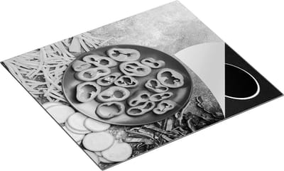 Chefcare Inductie Beschermer Gesneden Groente op Grijze Marmer - Groentes - Zwart Wit - 60x50 cm - Afdekplaat Inductie - Kookplaat Beschermer - Inductie Mat