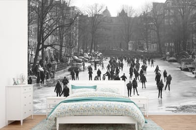 Behang - Fotobehang Mensen schaatsen op Prinsengracht - Zwart - Wit - Breedte 450 cm x hoogte 300 cm