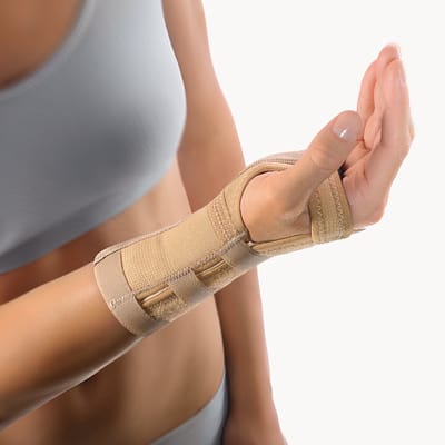 BORT Polsbrace Beige – Met Aluminium Spalk – Rechts of Links – Geschikt voor Carpaal Tunnel Syndroom ,RSI en Artrose – Verstelbare Polssteun – Medische Brace – Maat XS - Rechts