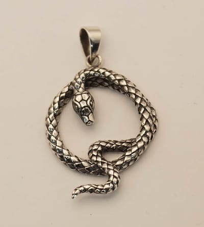 Sterling zilveren hanger opgerolde slang - 925 zilveren slangen hanger - zilveren hanger oneindige slang betekenis verwijst naar de Ouroboros, een oud symbool van een slang die zijn eigen staart bijt om een cirkel te vormen