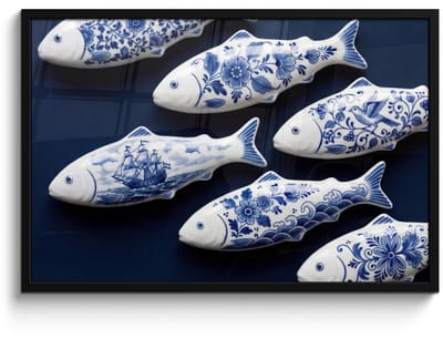 Poster in lijst - Fotolijst 90x60 cm - Posters - Vissen - Delfts - Blauw - Keramiek - Posterlijst zwart - Decoratie - Wanddecoratie woonkamer - Muurdecoratie slaapkamer