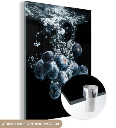 MuchoWow® Glasschilderij 120x160 cm - Schilderij acrylglas - Blauwe bessen - Fruit - bes - Stilleven - Water - Zwart - Foto op glas - Schilderijen