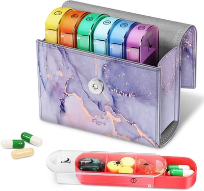 Tablet Box voor 7 Dagen met 4 Compartimenten - Pillendoos voor 4 Keer per Dag met Nepleren Tas en Naamkaart, Ideaal voor Medicijnen en Vitamines