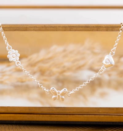 Babyarmband Inline met 3 Bedeltjes - Zilver