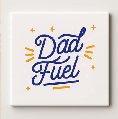 Dad Fuel Keramische Tegel 15x15cm – Grappige Quote Wanddecoratie – Perfect Vaderdag Cadeau & Koffieliefhebber Huisdecoratie