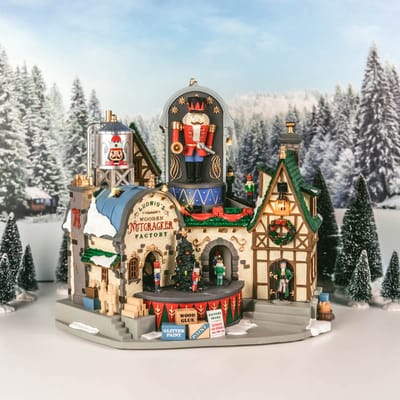 Lemax - 'Ludwig’s Wooden Nutcracker Factory' - Verlicht gebouw met animatie & muziek/geluid - Inclusief adapter