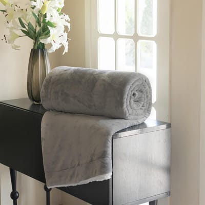 Famanu - Knuffeldeken Sherpa 150 x 200 cm - Grijs - Warme Zachte Fleece Plaid voor Bank & Woonkamer - Winterdeken