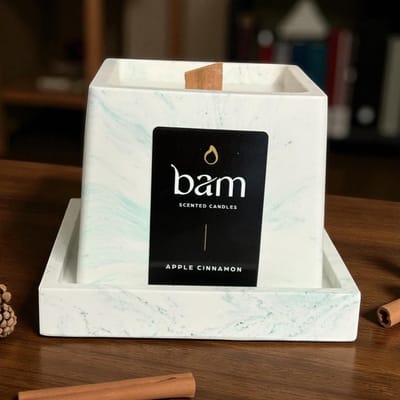 BAM Handgemaakte Apple Cinnamon Geurkaars – Groen Gemarmerd Potje met Houten Wiek met schaal - 30 branduren (115g) - cadeautip - geschenk - vegan - appel kaneel