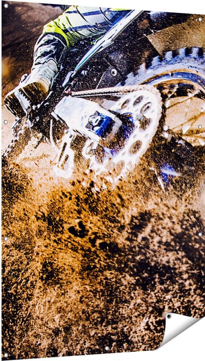 Gards Tuinposter Motorcross Wiel met Modder - 100x150 cm - Tuindoek - Tuindecoratie - Wanddecoratie buiten - Tuinschilderij