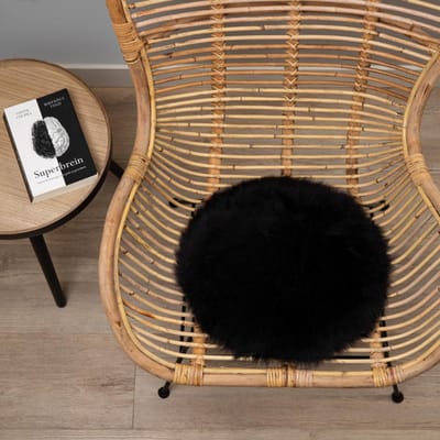 WOOOL Schapenvacht Chairpad - Australisch Zwart (38cm) ROND - Stoelkussen - 100% Echt - Eenzijdig