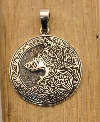 Sterling zilveren hanger wolven met keltische tekens - wolven hangertjes van 925 zilver - wolfje hangertje van zilver - keltische wolf ketting zilver - hangertje celtic wolf - keltische dieren hanger van sterling zilver - ronde hanger wolf