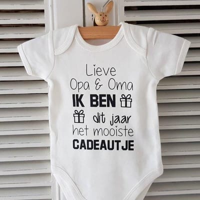 Baby romper met tekst-zwangerschap aankondiging  Lieve Opa en Oma Ik ben dit jaar het mooiste cadeautje | korte mouw | wit zwart | maat 50/56 bekendmaking zwangerschap aanstaande baby jongen meisje unisex
