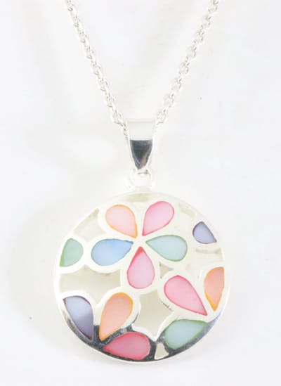 Ronde opengewerkte zilveren hanger met veelkleurige schelp aan ketting