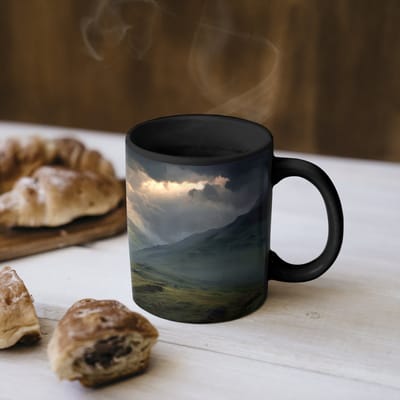 Magische Mok - Foto op Warmte Mokken - Koffiemok - Bergen - Kronkelpad - Groen - Wolken - Magic Mok - Beker - 350 ML - Theemok