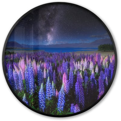 Poster in lijst Rond - Fotolijst 60x60 cm - Posters - Bloemen - Nacht - Lupine - Sterrenhemel - Paars - Natuur - Ronde posterlijst zwart - Decoratie - Wanddecoratie woonkamer - Muurdecoratie slaapkamer