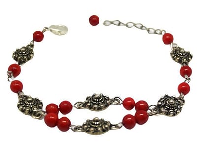 Zeeuws Meisje - Armband zwaar verzilverd en verlengkettinkje Met zeeuwse knoopjes en rode kralen van natuurlijk materiaal