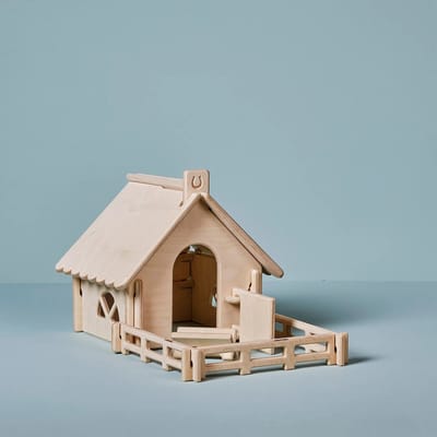 Houten speelgoed stal. Voor kinderen vanaf 3 jaar. Gemaakt in Nederland door Lovelties! Een mooie dierenstal / paardenstal voor urenlang speelplezier. CE gecertificeerd.