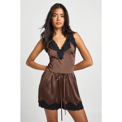 boohoo Dames Satijnen Korte Playsuit met Kant en Wijd Uitlopende Pijpjes | Chocolate | Maat: 8