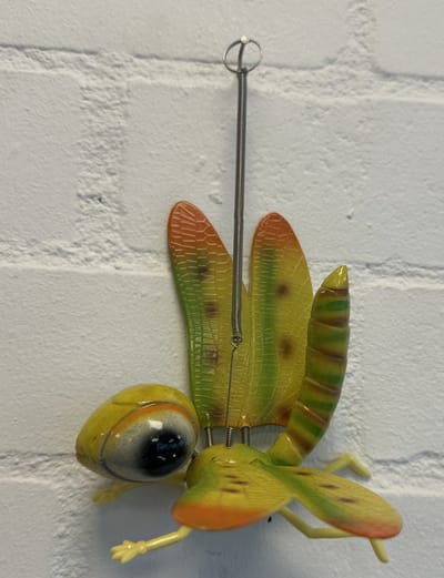Decoratief hangend insect op metalen veer "bij" - kunststof dier - met wiebel effect - meerkeurig geel - hoogte 30x18x1cm - Tuindecoratie - Tuinaccessoires