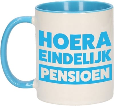 Pensioen mok / beker blauw - hoera eindelijk met pensioen - 300 ml - VUT