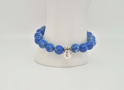Handgemaakte natuursteen armband met hanger "Letters in cirkel" " Lapis Lazuli" -8 mm diameter van de korrel- Diameter armband 20 cm - Kies je favoriete letters- Een mooi cadeau voor familie en vrienden