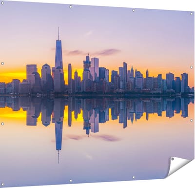 Gards Tuinposter New York Skyline bij Zonsopgang - 150x120 cm - Tuindoek - Tuindecoratie - Wanddecoratie buiten - Tuinschilderij