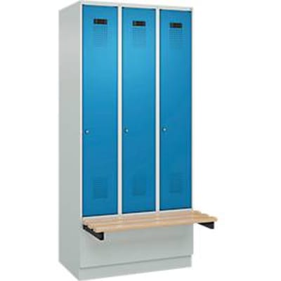 C+P Evolo Plus garderobekast, 3 vakken van elk 300 mm breed, sokkel, zwevende bank, B 900 x D 815 x H 1950 mm, cilinder, lichtgrijs/lichtgrijs