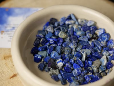 Lapis Lazuli steentjes chips - 50 gram - Perfect cadeau voor vrouwen - Inclusief uitleg - Spiritueel - Lapis - Vriendschap -Communicatie - Expressie - Pyriet - Slapen - 100% NATUURLIJK
