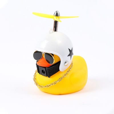 Jouet Canard Cassé Vent en Caoutchouc Ornements Moto Voiture Canard Jaune Décoration Tableau de Bord de Voiture avec Lunettes Cool Hélice Casque
