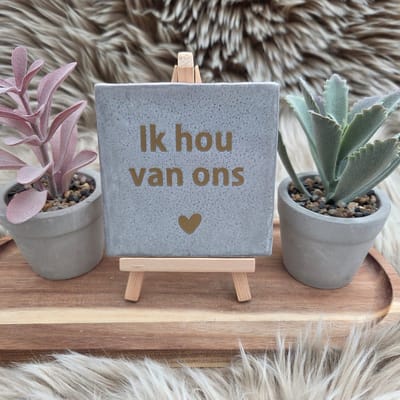 Robuust Spreuktegeltje – Ik Hou van Ons – Hip trendy tegeltje – 10x10 cm – Cadeau voor Partner, Valentijn of Jubileum – Stijlvol en Persoonlijk Woonaccessoire - Zomaar - Voor jezelf - Deco – Trendy nu