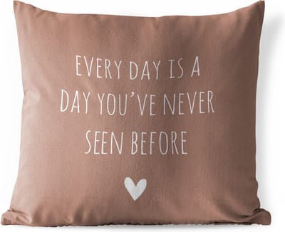 Tuinkussen - Engelse quote "Every day is a day you've never seen before" met een hart voor een bruine achtergrond - 40x40 cm - Weerbestendig
