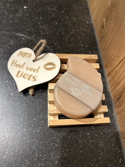 Creaties van Hier - MY FLAME - Body Wash Bar met houten hartje - wit - zeepbar met sponsje en houten tray