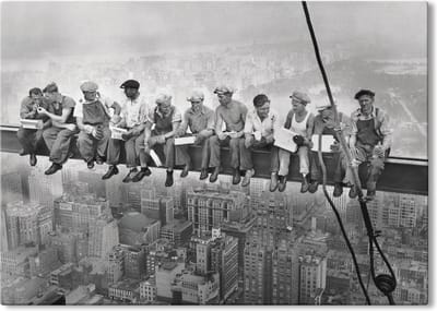 Canvas Schilderij Lunch atop a Skyscraper - 70x50 cm