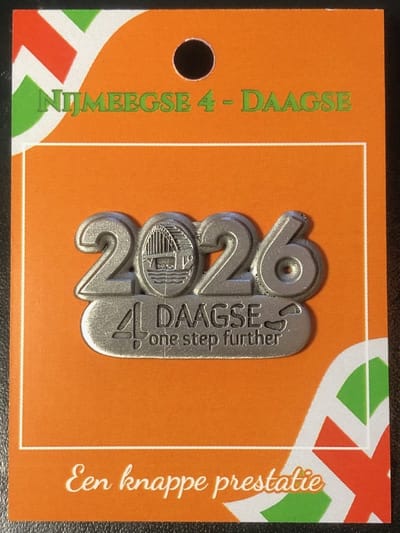 Nijmeegse Vierdaagse Jaarspeld 2026 - Beschermengel Wandelaars Pin – One Step Further - Handwerk - Massief Tin - Uniek cadeau voor Vierdaags lopers!