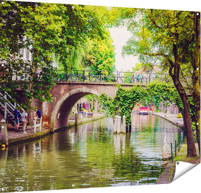 Gards Tuinposter Dichtbegroeide Brug op de Oudegracht in Utrecht - 150x120 cm - Tuindoek - Tuindecoratie - Wanddecoratie buiten - Tuinschilderij