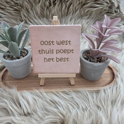 Robuust wenstegeltje “oost west thuis poept het best” – 10x10 cm – Humoristische Wanddecoratie & Cadeau – Cadeau vrienden,zomaar – Humor tegeltje – WC decoratie humor– Decoratief Tegeltje met Standaard – Cadeau Idee - CreaCraft