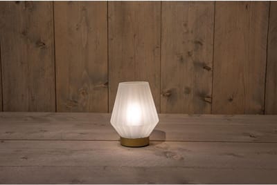 Kerstverlichting - B.o. Glazen Lamp Mat Wit Met Gouden Voet 12x17cm 2xaaa