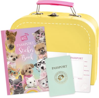 Studio Pets® Geel kartonnen koffertje met stickerboek en paspoort (20×8,7×15,5 cm) – ideaal voor onderweg