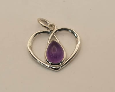 Sterling zilveren hanger hart met paarse steen - zilveren hanger amethist in hartje - prachtige hart hanger - pendant heart - vrouwelijke liefdes hanger van 925 zilver