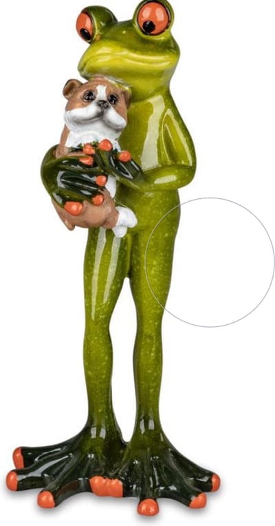 Kikkerbeeldje kikker met huisdier hond 18cm - kunsthars - willekeurige kleur