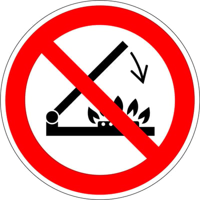 Sluit het deksel niet wanneer de branders werken sticker, P073 100 mm