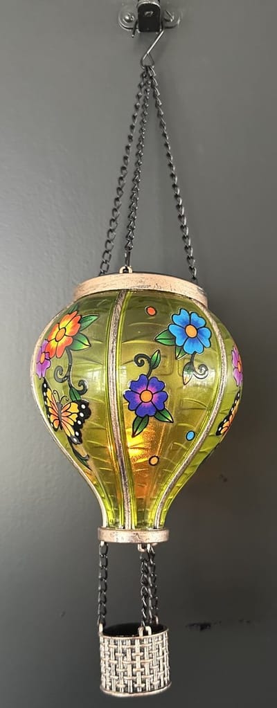 Decoratieve solarlamp luchtballon " met flame LED " - bloemen + vlinder print groen - kunststof - hangend model - hoogte 37x dia 11 cm - Tuindecoratie - Tuinverlichting