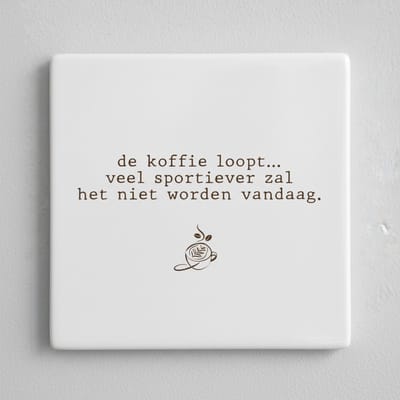 De Koffie Loopt… Keramische Tegel – Grappige Koffie Quote Keuken Wanddecoratie – 15 x 15 cm