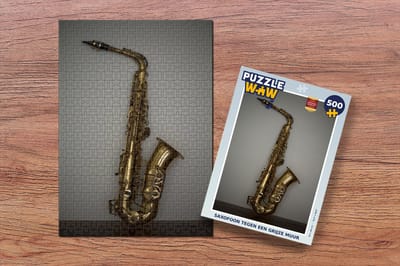 Puzzel Saxofoon tegen een grijze muur - Legpuzzel - Puzzel 500 stukjes